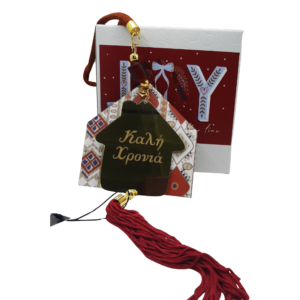 Γούρι 2027 Merry Roses, κρεμαστό ξύλινο σπιτάκι με κεραμιδί και μπλε εθνικό μοτίβο και την ευχή Καλή Χρονιά σε χρυσό καθρέφτη